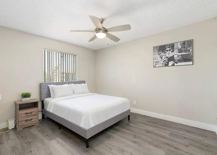 Apartment 2br Modern Baseline Sleeps 4 Near Downtown