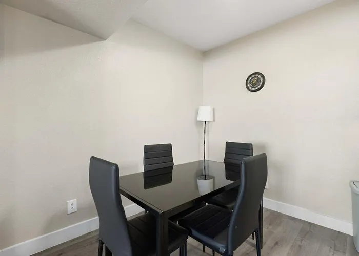 2br Modern Baseline Sleeps 4 Near Downtown Apartment
