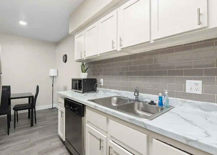 2br Modern Baseline Sleeps 4 Near Downtown *